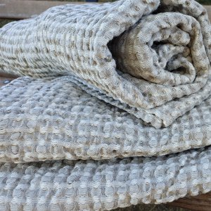 Half-linen bath towel with grey and white squares